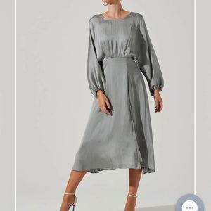 ASTR - NWOT - Marin Dolman Sleeve Midi Dress - SAGE / L